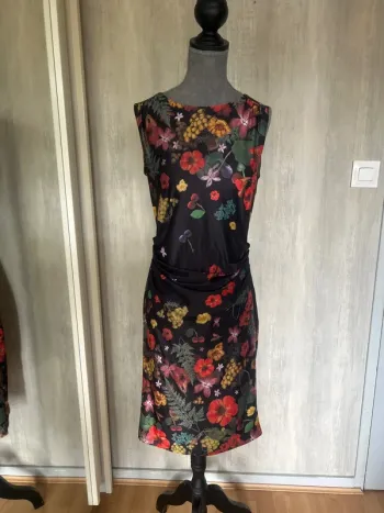 Robe noir fleuri