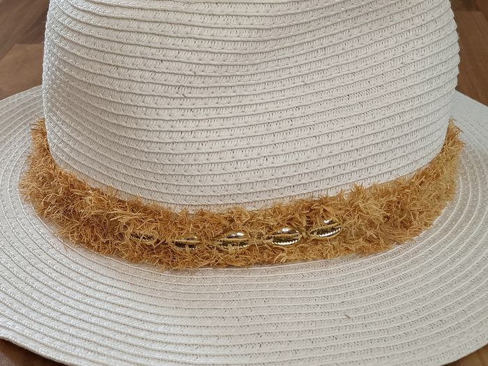 Jolie chapeau blanc et moutarde avec quelques coquillages doré Camaïeu L - photo numéro 3