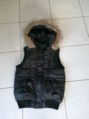 Veste à capuche sans manche