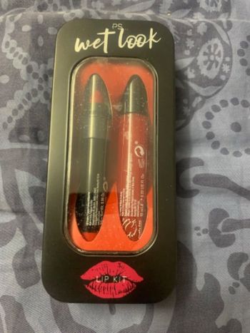 Rouge à lèvre et gloss rouge