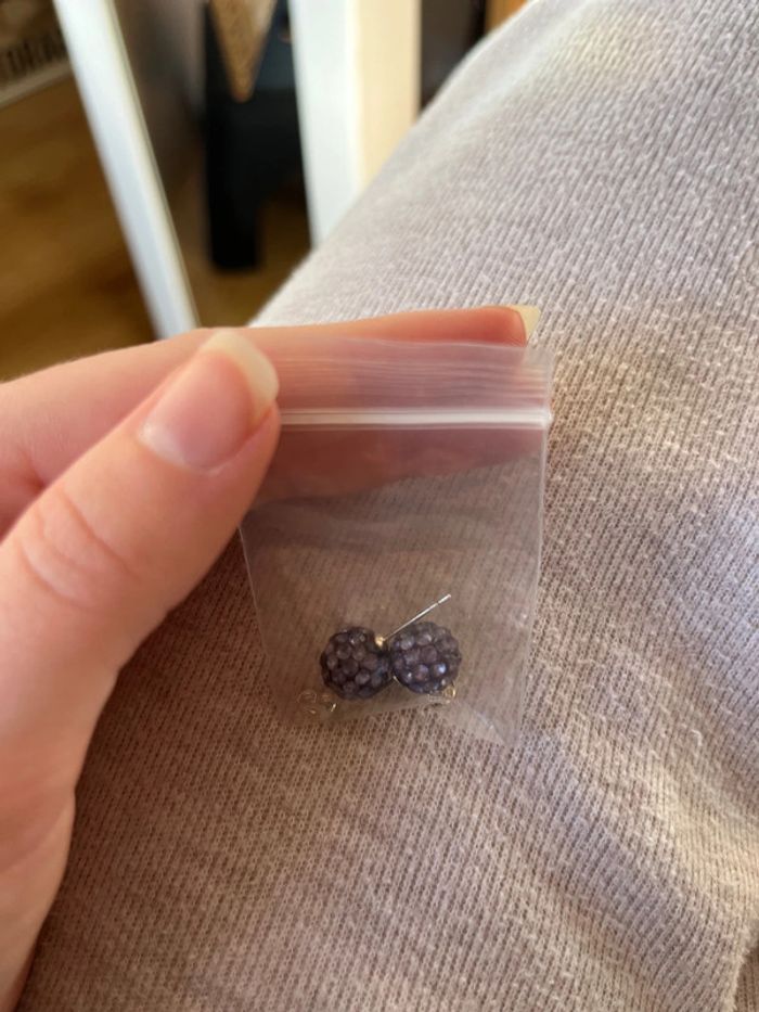 Boucle d’oreille rouge avec diamants violette - photo numéro 2