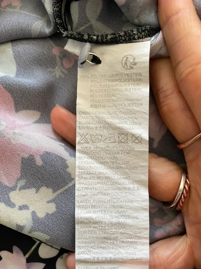 Blouse Kiabi noire fleurie épaules dénudées - Taille S - photo numéro 7
