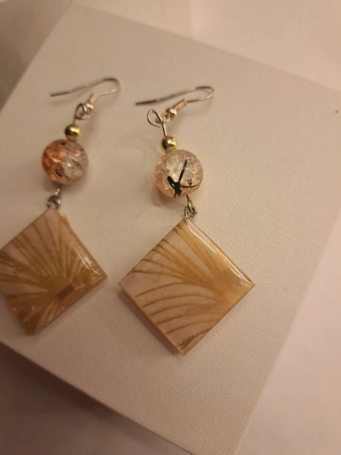 Boucles d'oreilles pendante en résine orange beige et doré - photo numéro 6