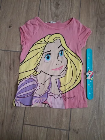 T-shirt manches courtes raiponce 6 ans très bon état