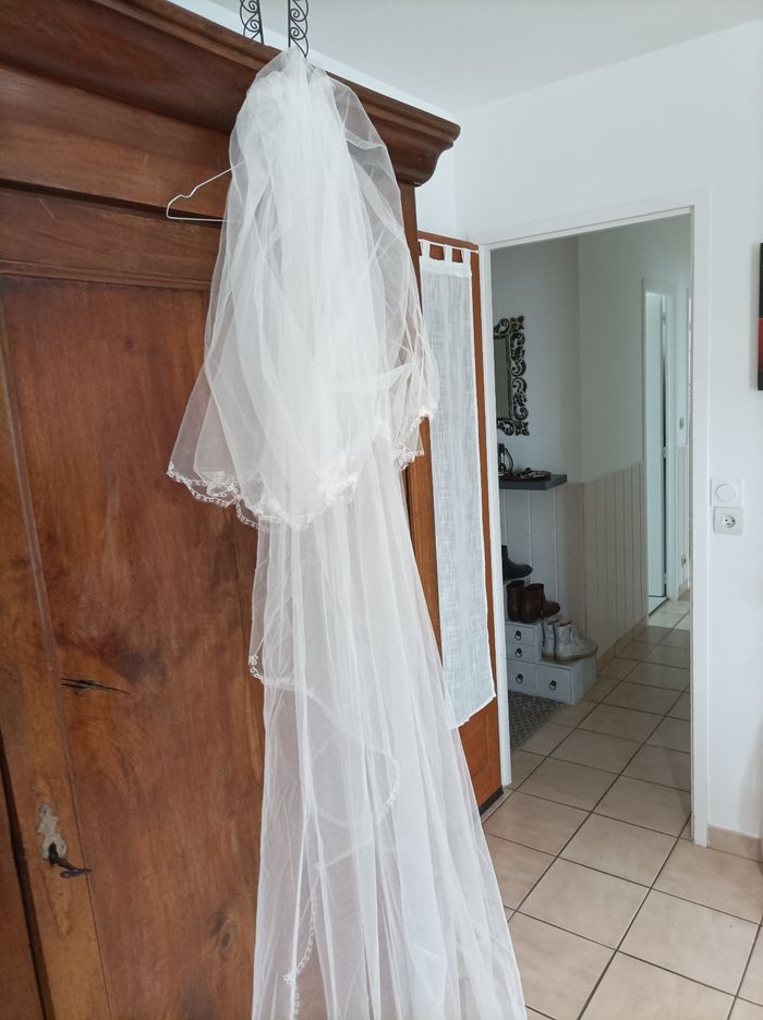 Robe de mariée  couleur ivoire matrimonia avec les gants ,un voile et un jupon. Possibilité d'une paire de chaussures en plus sur demande si ça plaît. - photo numéro 3