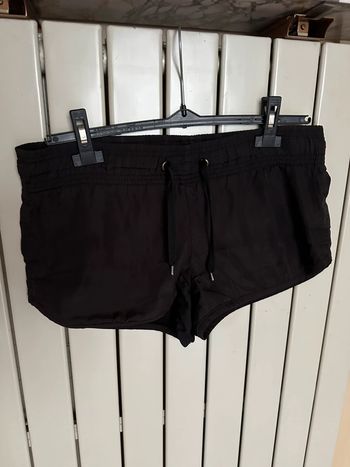 Short noir de sport