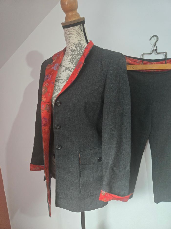 Ensemble tailleur Alain Manoukian – Élégance moderne avec détails satinés rouges oranges - photo numéro 4