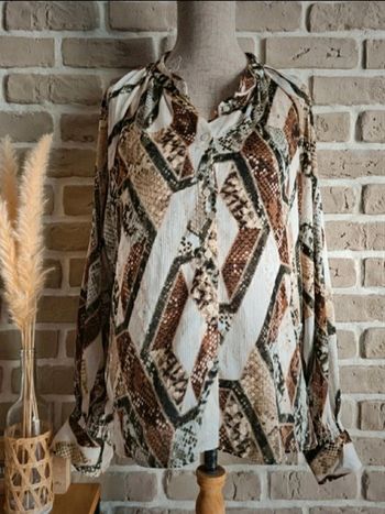 Blouse en mousseline H&M boutonnée crème motifs peau de serpent M 38