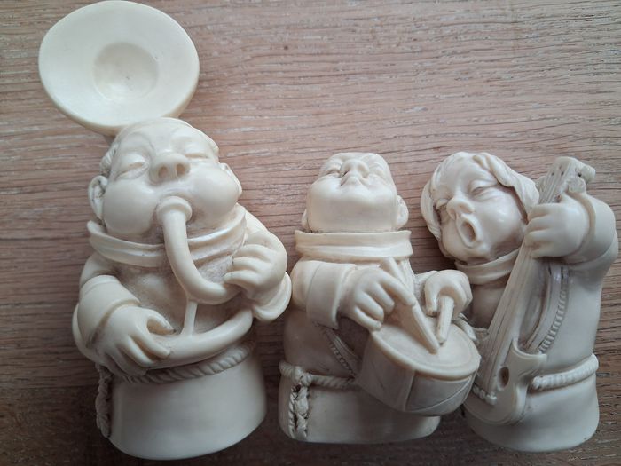 Bustes en albâtre, moines et instruments de musique - photo numéro 8