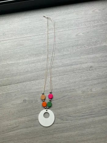Collier multicolore en bois neuf