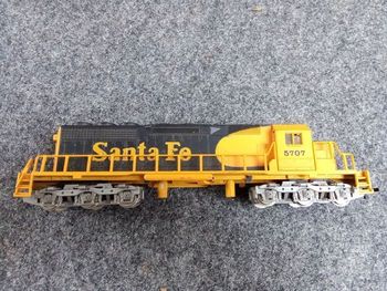Locomotive diesel mehano Santa fe 5707 jaune, noire pour train électrique 