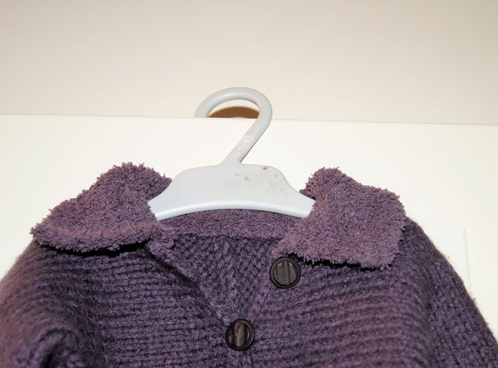 Gilet chaud fait main en laine – Bébé fille 6 mois – Violet - photo numéro 3