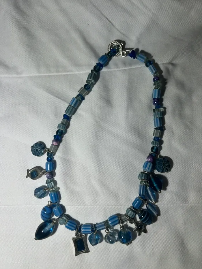 Collier bleu