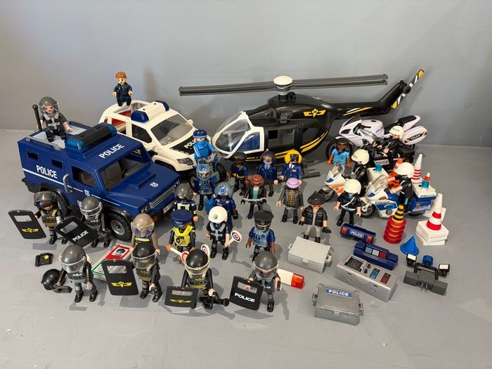 Playmobil Police Lot XXL 2 véhicules de Police Hélicoptère Motos X4 Giropode 27 Personnages  80 Accessoires