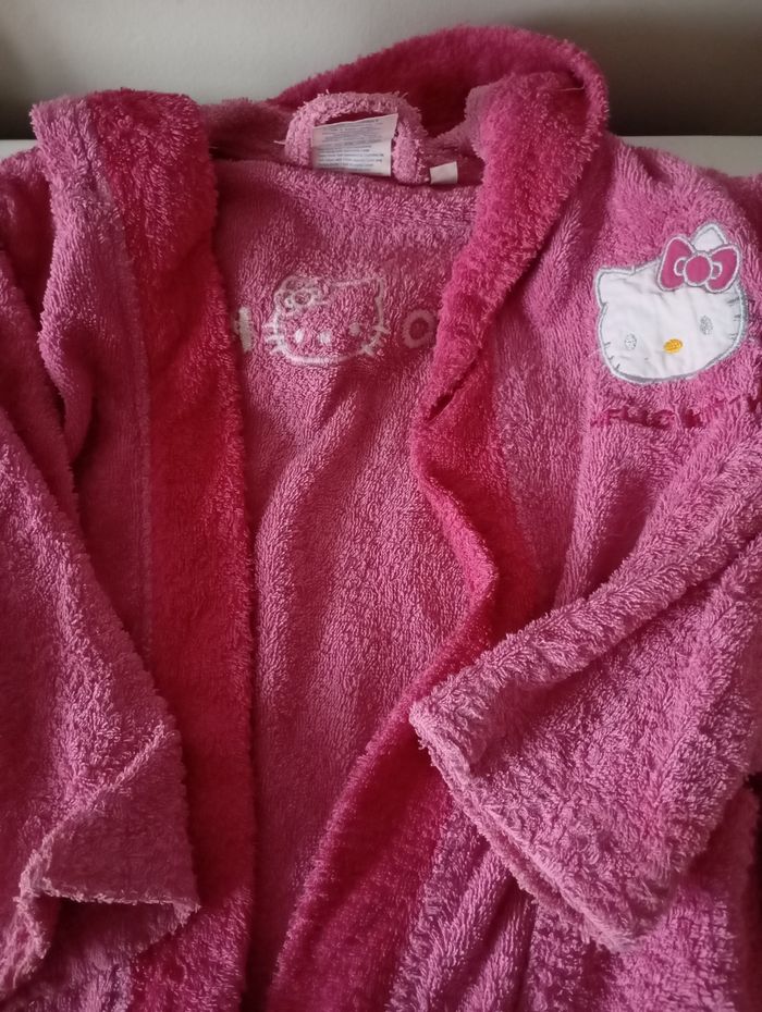Peignoir 2/4 ans . Coton éponge rose fushia. 2 poches ,ceinture et capuche.Hello Ketty. Très bon état. - photo numéro 7