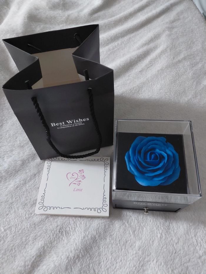Coffret avec bijoux et fleur éternelle - photo numéro 3
