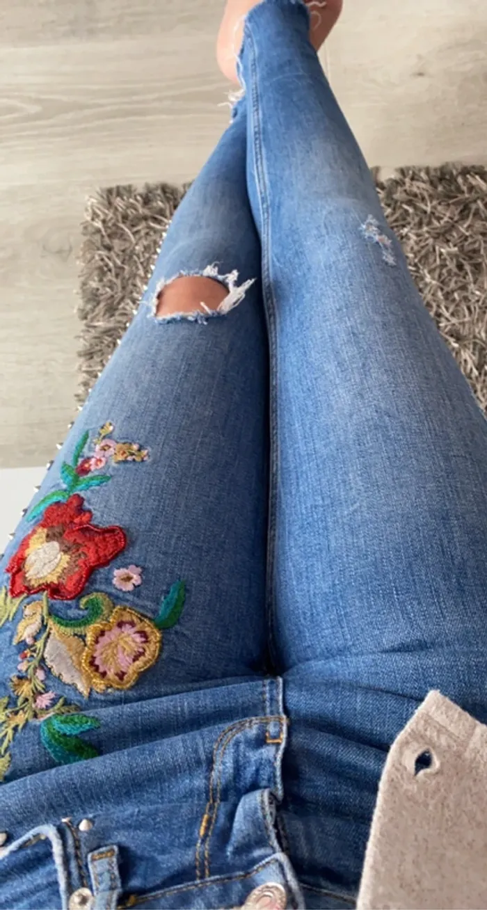 Jeans Zara fleurs - photo numéro 5