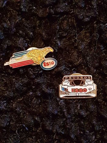 Lot de 2 pin's Esso dont un Peugeot