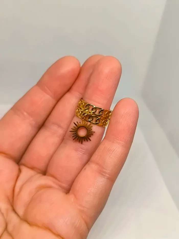 Bague breloque dorée martelée avec soleil - photo numéro 4