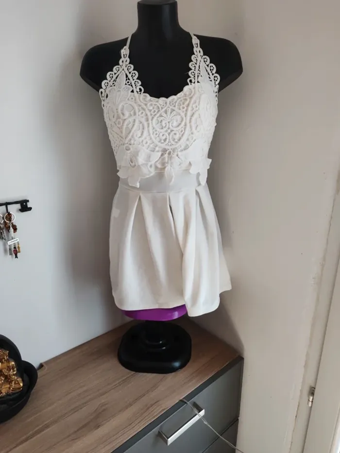 Combi short t38croisé blanche dentelle sur le buste