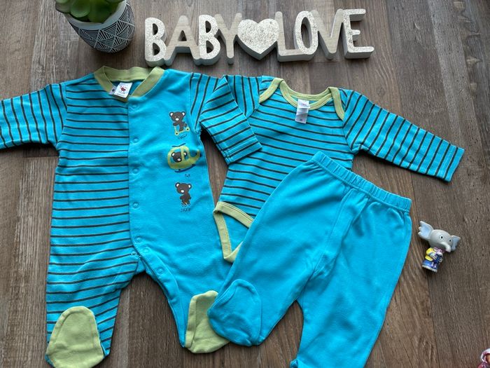 - Ensemble + Pyjama C&A  - 1 mois  -  bon état