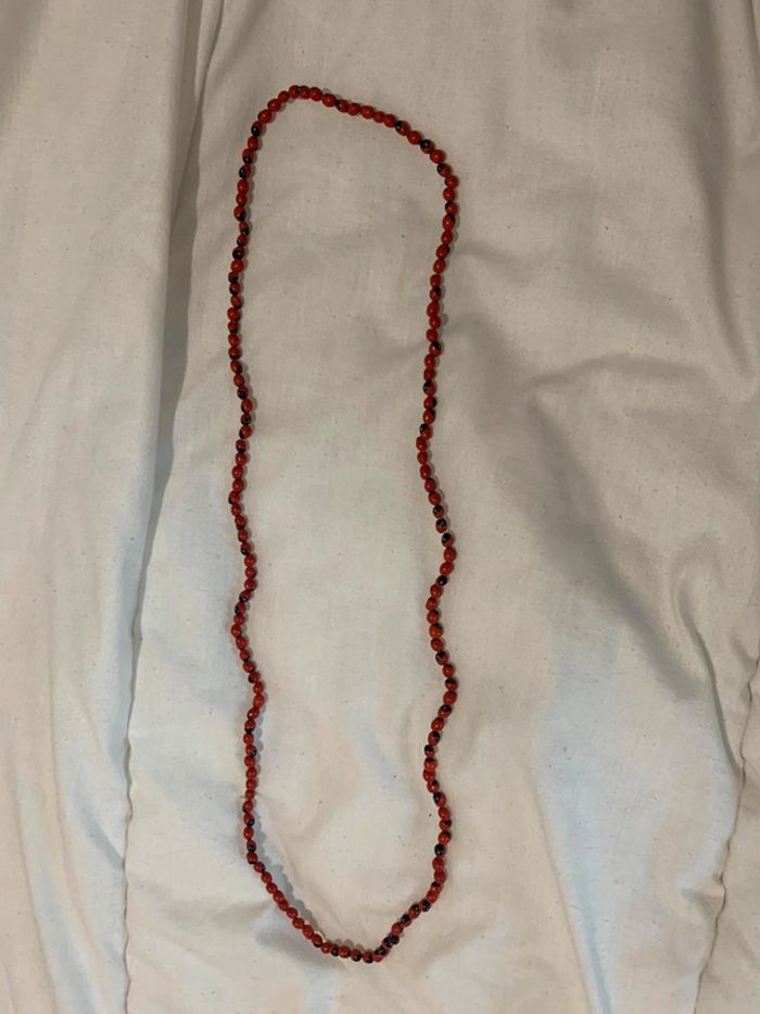 Collier rouge et noir