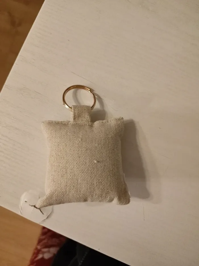Porte cle en forme de mini coussin - photo numéro 3