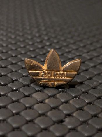 Micro pin's Adidas 20 Km Running doré