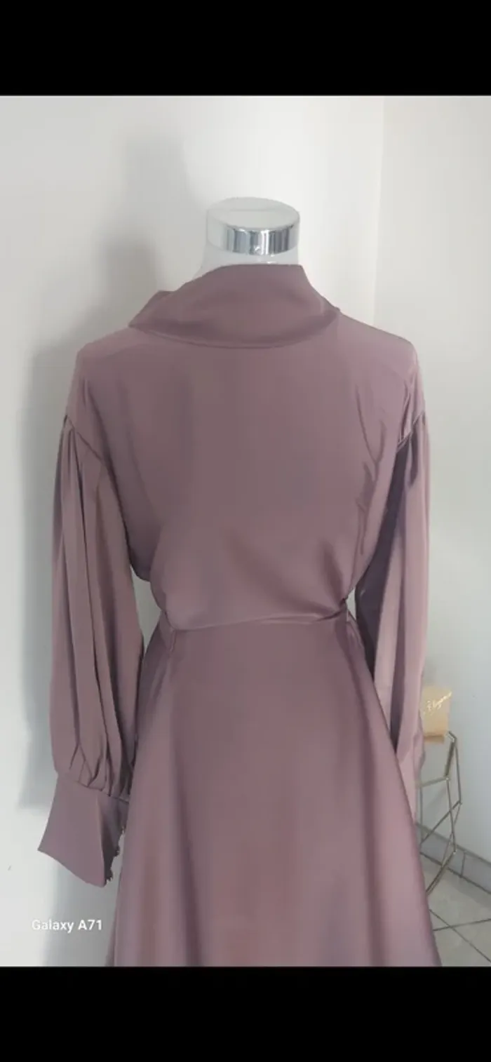 Robe avec boutons aux manches émiratie neuf - photo numéro 3