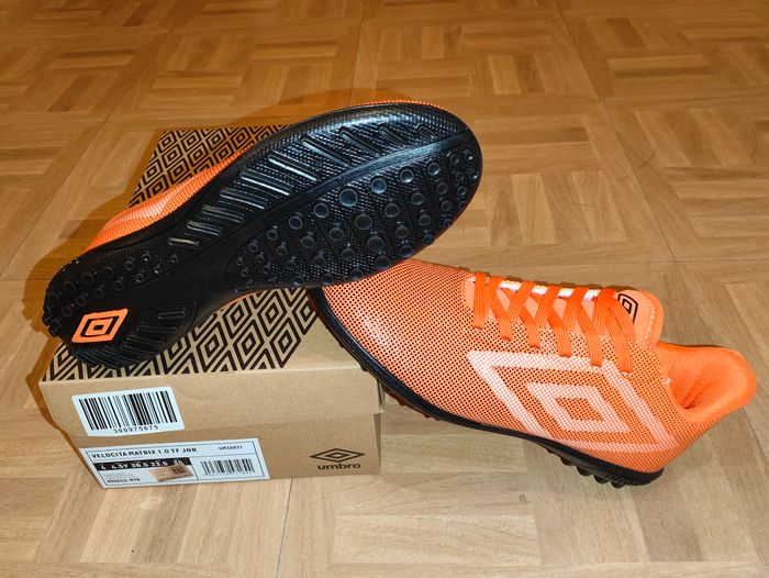 Chaussures neuves football umbro T 36 ou 36,5 - photo numéro 2