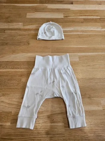 Bonnet et pantalon assortis