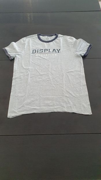 A donner dans un lot : t shirt gris en S