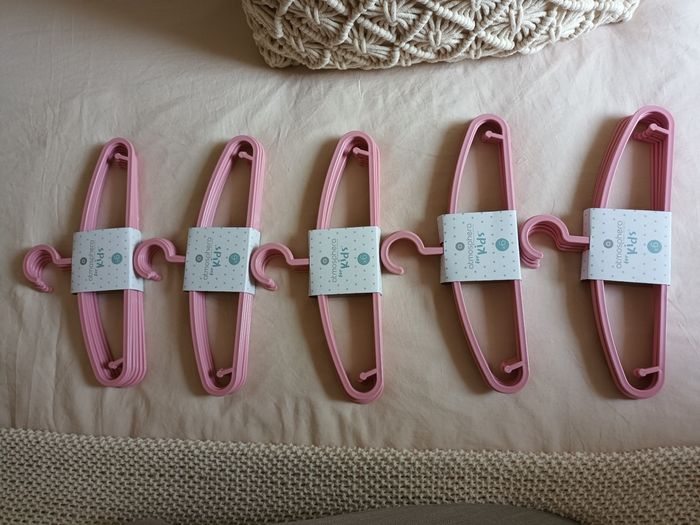 Lot de 30 cintres enfant / bébé neufs