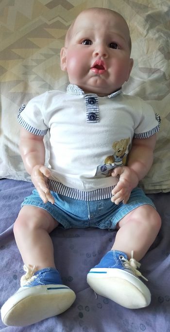 Gros bébé reborn potelé