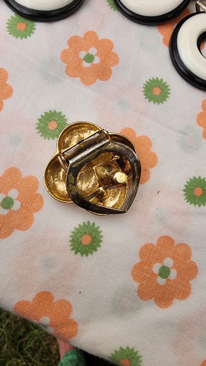 Jolie pince à foulard vintage années 80's en métal doré - photo numéro 2