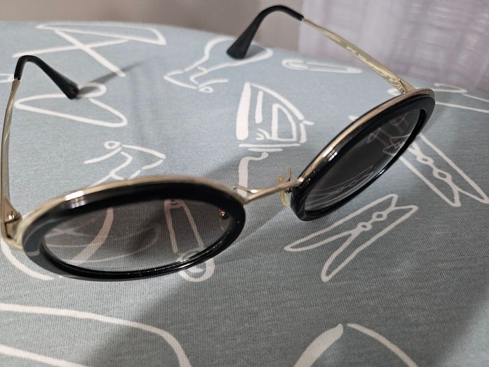 Lunettes de soleil marque Prada - photo numéro 3