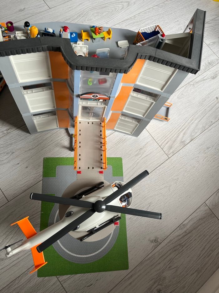 Playmobil hôpital 3 niveaux + helisurface - photo numéro 3