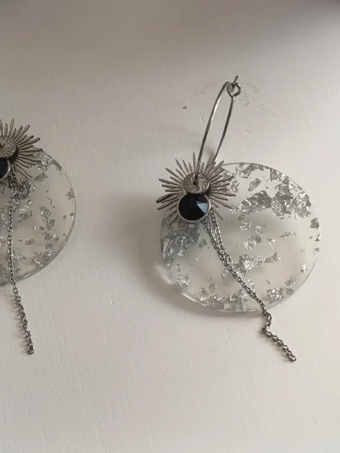 Boucles d'oreilles fantaisies transparentes argentées et noires - photo numéro 2
