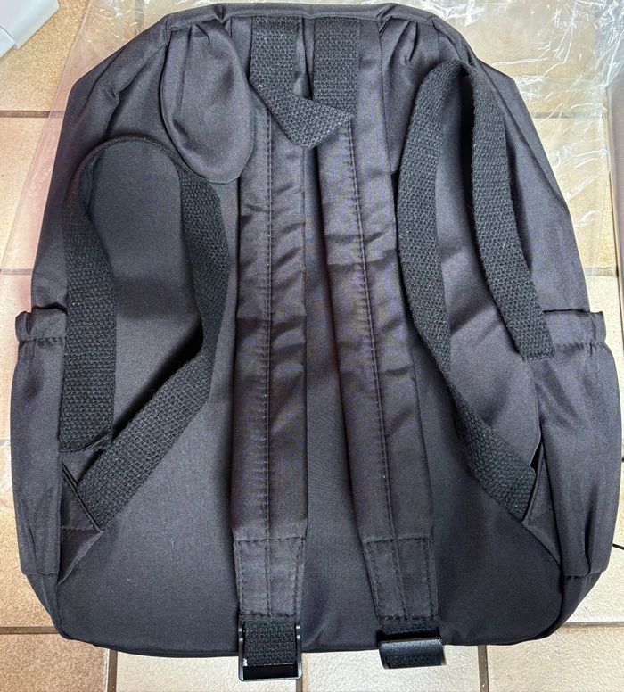 Sac à dos noir STITCH pour filles ou garçons (38 X 28 x 11 cm) Neuf juste déballé pour la photo - photo numéro 2