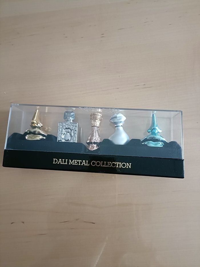 COFFRET DALI METAL 5 MINIATURES QUATRE DE 5ML ET UNE DE 8ML