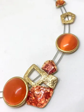 Collier doré et orange