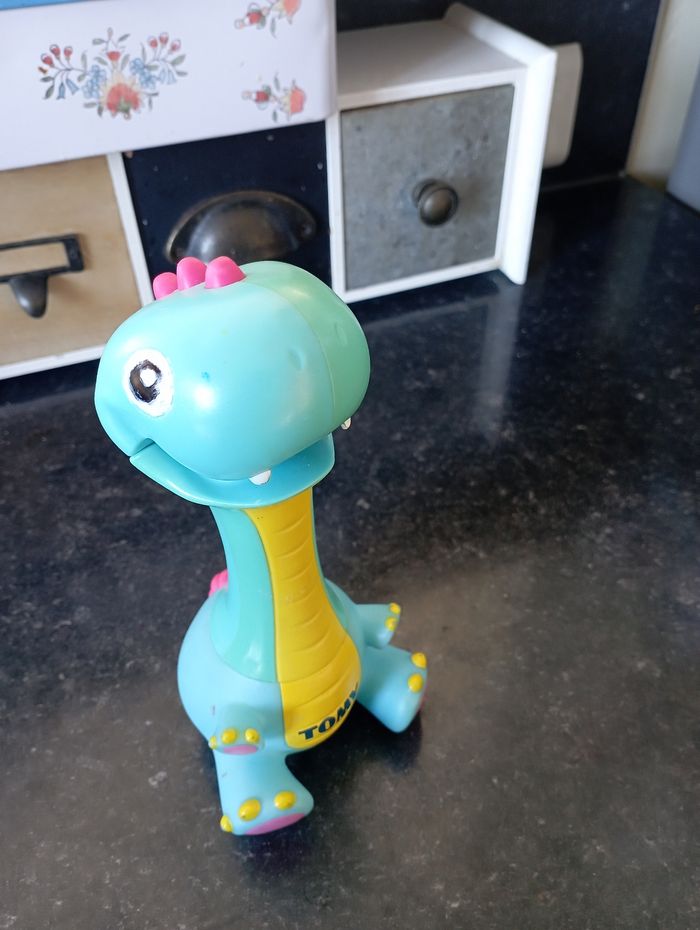 Dinosaure bleu qui rugit vendu avec 3 piles 3€