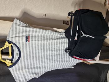 ensemble fille Levi’s taille 12 ans composé d'un short et d'un t-shirt.