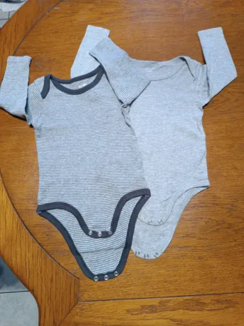 2 Bodys gris Kiabi 12M