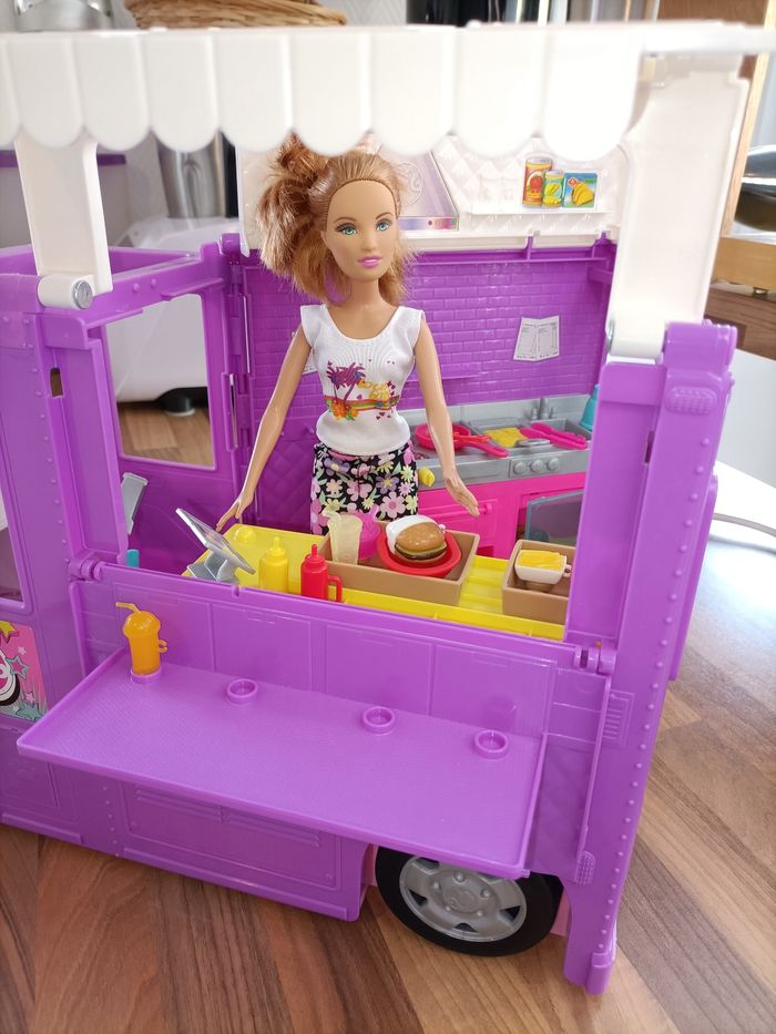 Camion foodtruck avec 1 barbie et alimentation - photo numéro 6