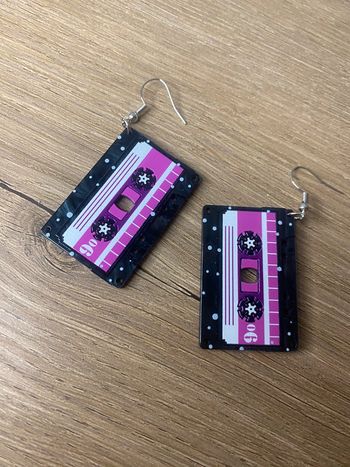 Paire de boucles d'oreilles acrylique cassettes audio