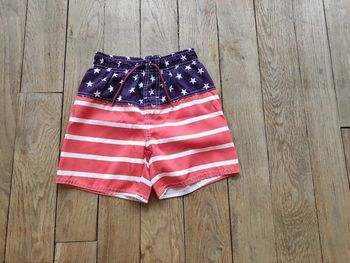Short de bain taille 8 ans.