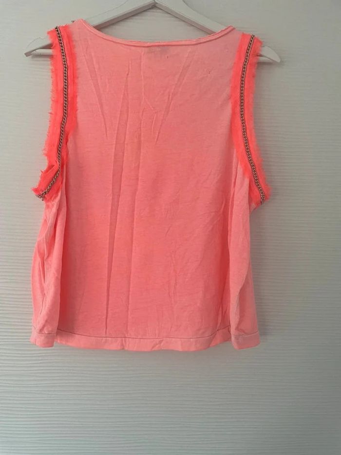 Haut débardeur rose fluo style punk avec chaîne et écritures bretelles larges col rond - photo numéro 4