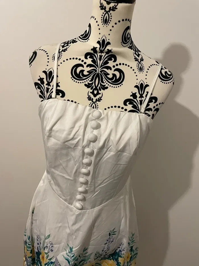 Robe neuve Moocci taille M ou 38 blanc à fleurs - photo numéro 2