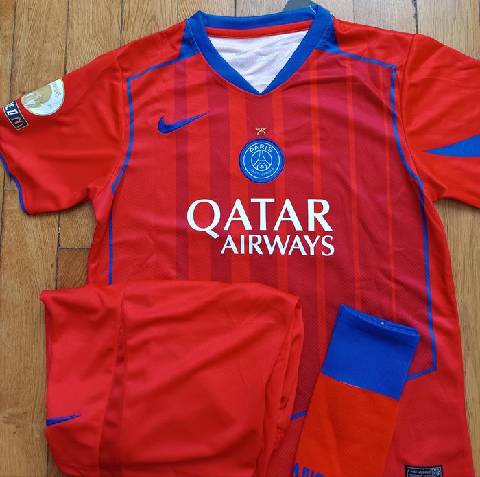 Beau kit football PSG NEVES taille 10 ANS modèle rouge Away + Etoile - photo numéro 3